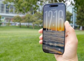 iOS 26 Gives You Your iPhone Lock Screen Back